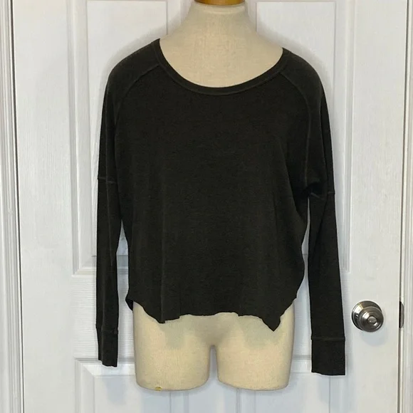 TNA Olive Raglan Long Sleeve Tee Raw Curved Hem US S - Picture 6 of 15